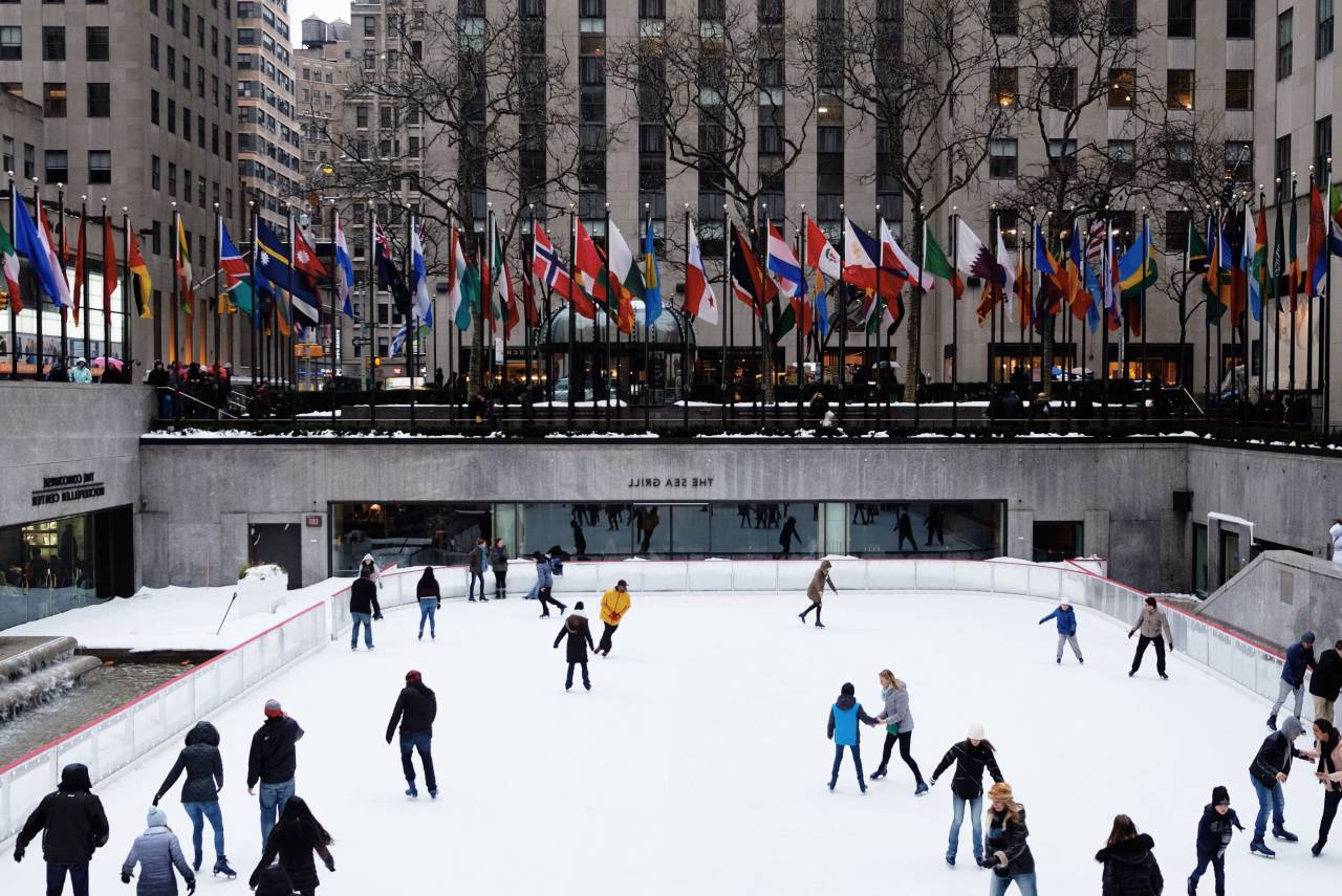 Gente, multitud, patinaje sobre hielo, deporte, fitness, salud, arquitectura, edificio, ciudad, banderas,