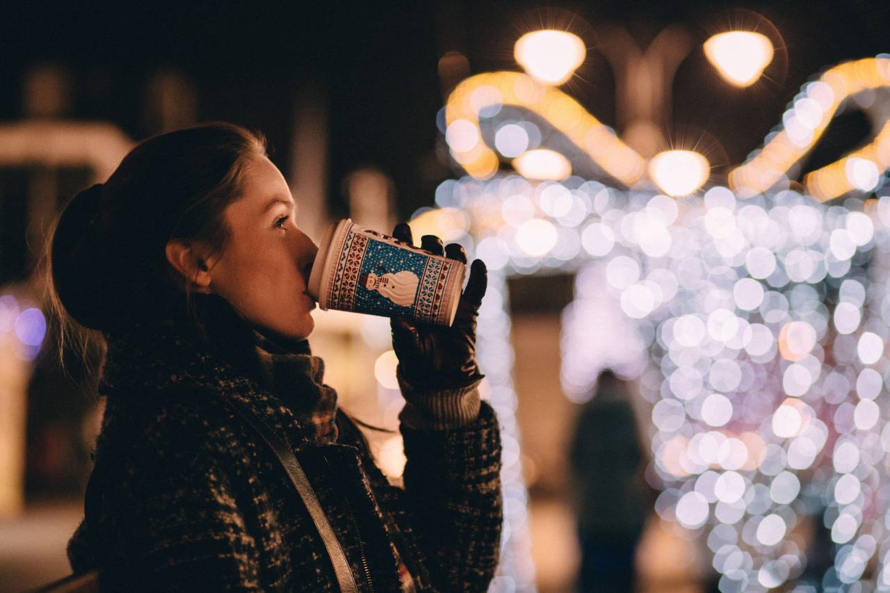 gente, niña, bebidas, mujer, beber, caliente, café, frío, clima, navidad, luces, bokeh, noche,