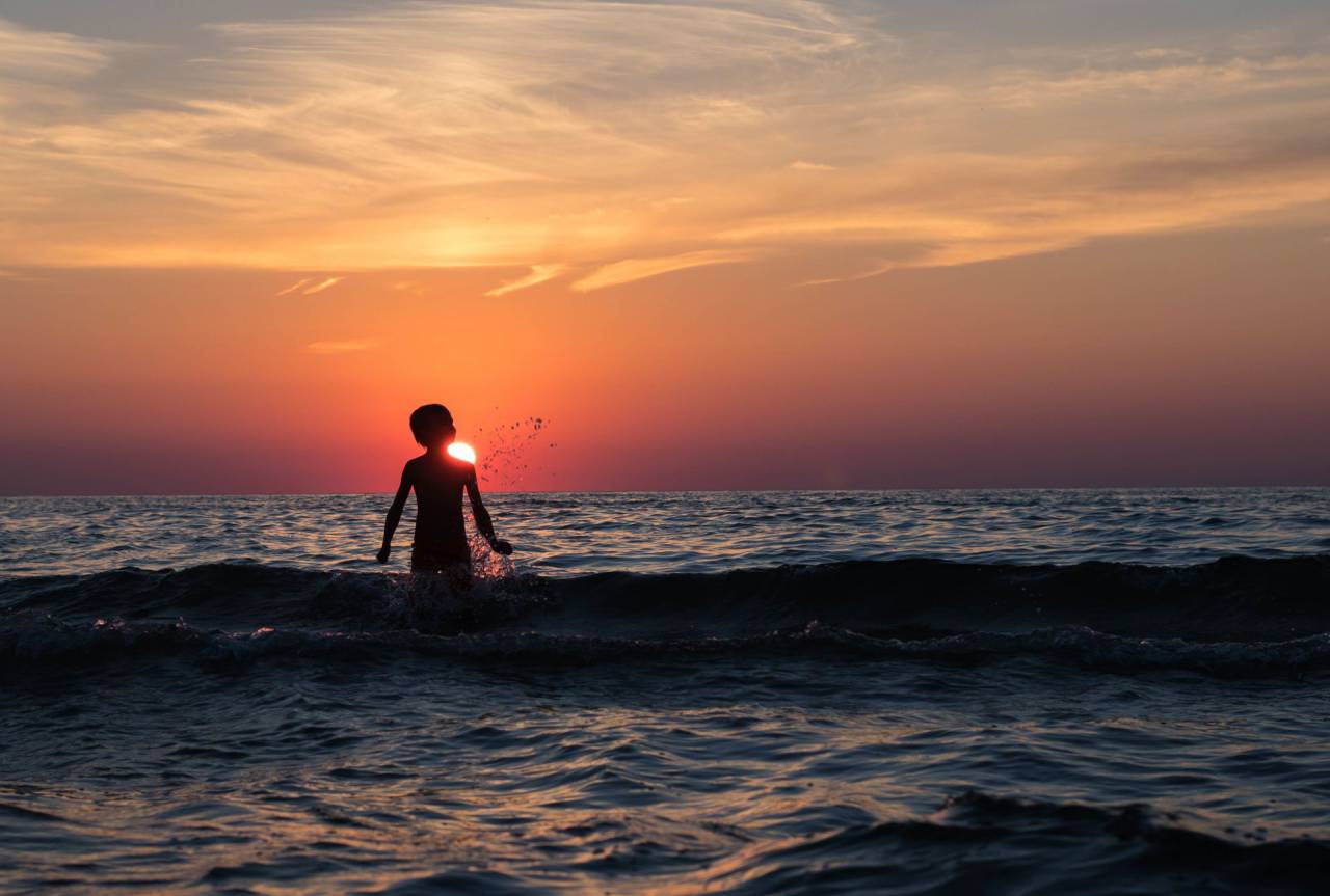 mar, océano, agua, olas, naturaleza, horizonte, luz del sol, amanecer, oscuro, cielo, nubes, gente, chico, niño, niño,
