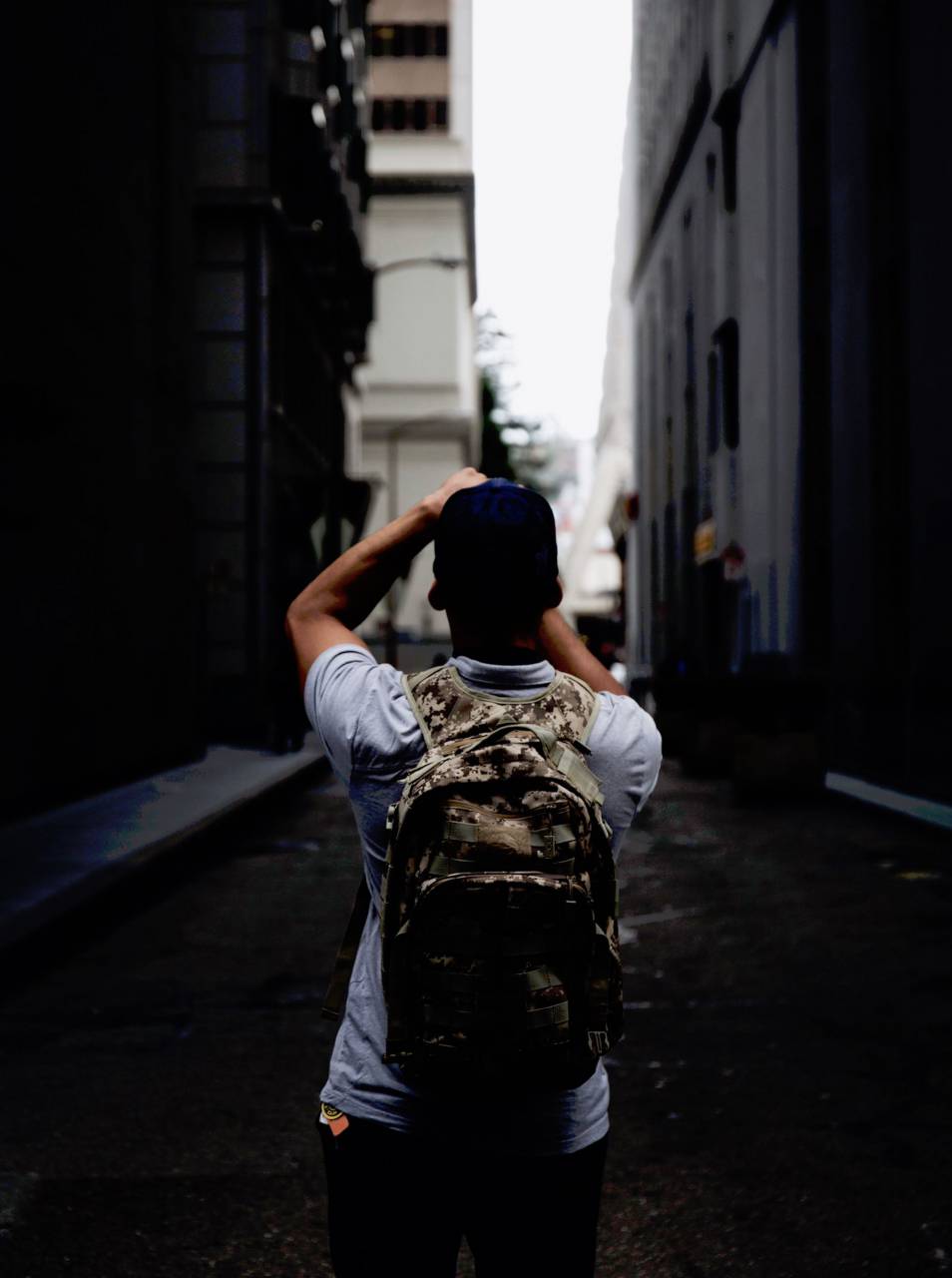 Calle, callejón, gente, hombre, chico, fotógrafo, mochila,