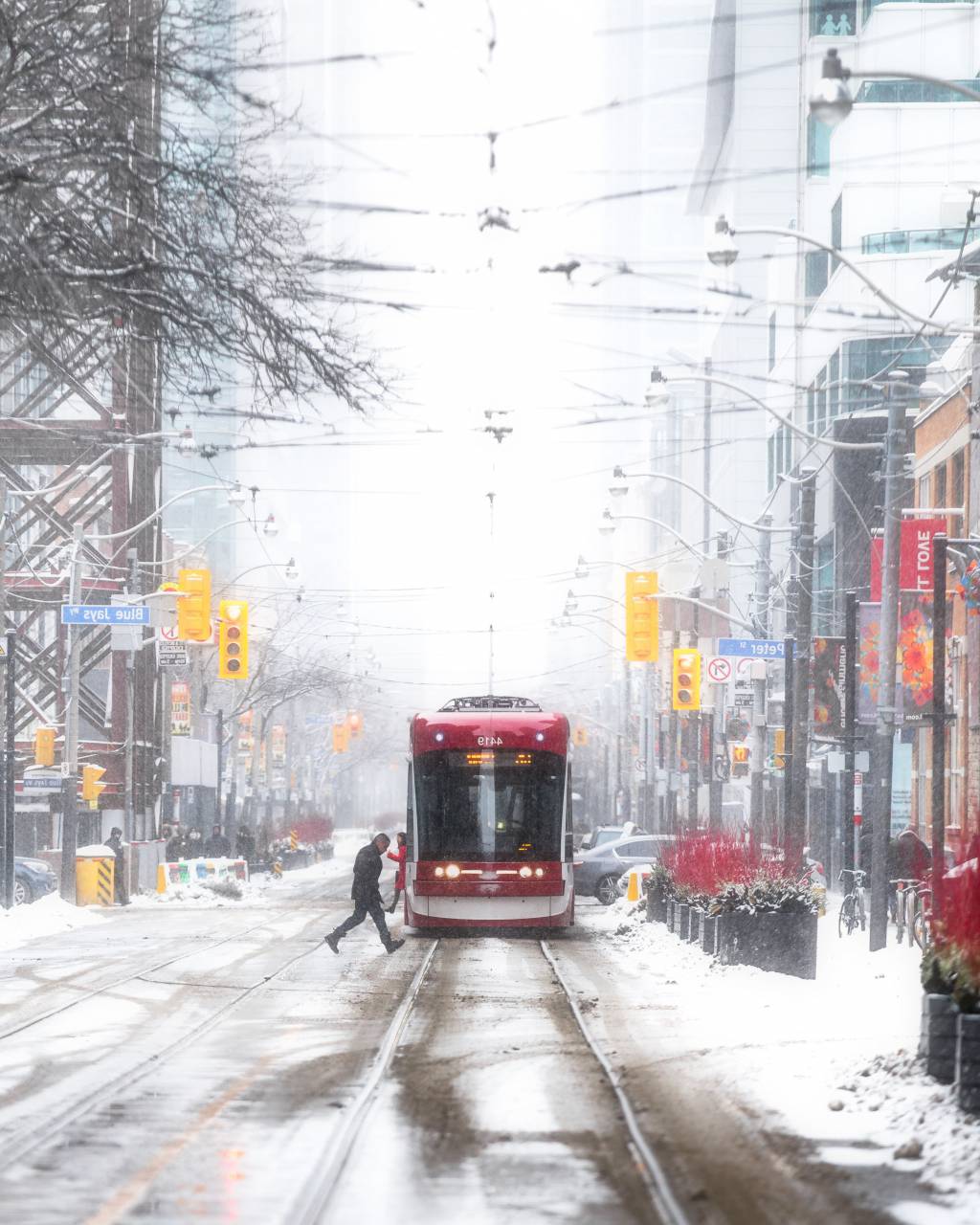Toronto;tranvía,transporte,invierno,vida de la ciudad,nieve,tráfico,al aire libre,modo de transporte,paisaje urbano,arquitectura,coche,transporte público,teleférico,viajes,estructura construida,edificio exterior,