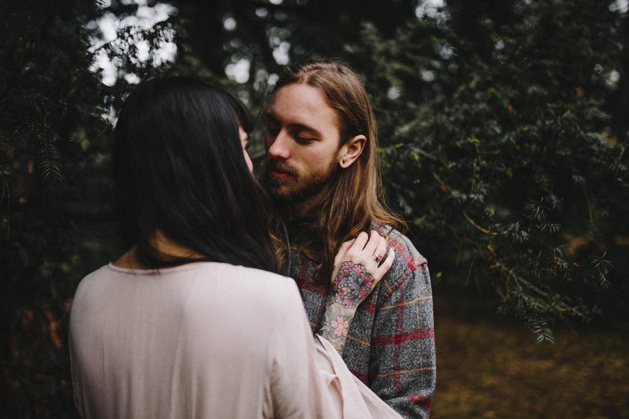 Árbol, planta, naturaleza, exterior, gente, pareja, amor, beso, chica, chico, tatuaje,