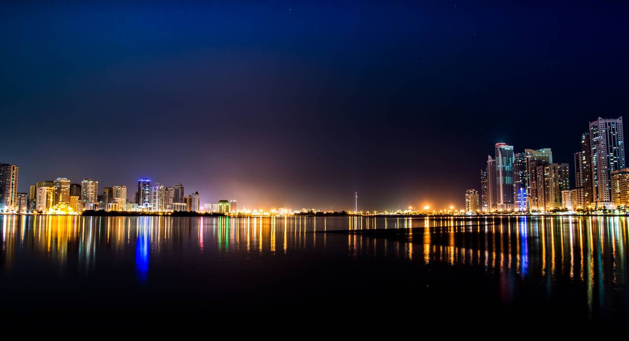 agua, mar, profundo, negro, oscuro, noche, cielo, nubes, azul, bandera, polo, reflexión, edificio, infraestructura, arquitectura, hotel, restaurantes, árboles, plantas, coche, vehículo,
