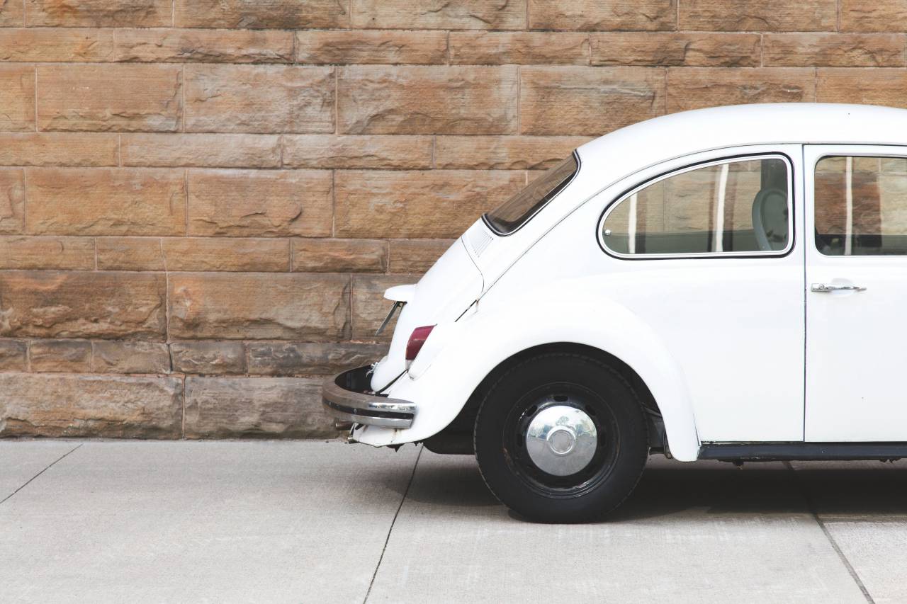 white, antique, car, vintage, vw, bug, classic, automotive, automobile, transport, brick wall
, 