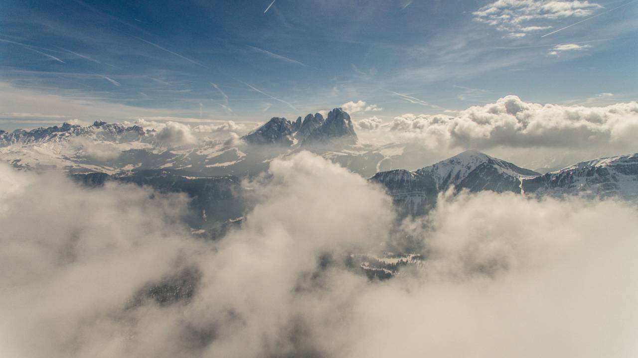 aéreo, montaña, vista, cielo, nubes, alto, escénico, paisaje, naturaleza, al aire libre, volador, arriba, luz del sol,