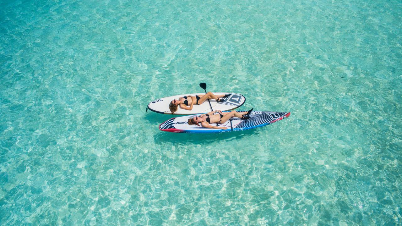 aéreo, agua, Oceano, mar, playa, aventura, viaje, vacaciones, gente, mujer, paleta, barco, navegar, cebo de sol, ropa interior, traje de baño, negro, sombras, gafas, ropa de sol, gafas de sol, verano,