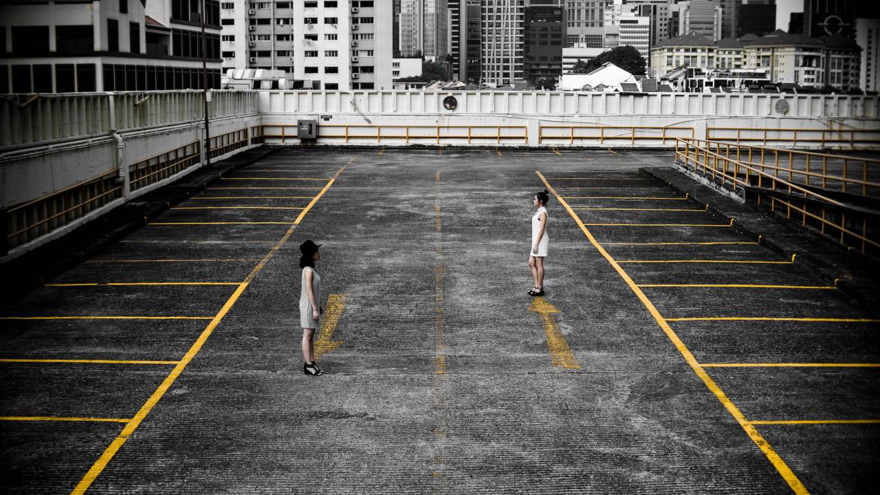 arquitectura, edificio, infraestructura, corte, gente, chicas, mujeres, en pie, juego, fuera,