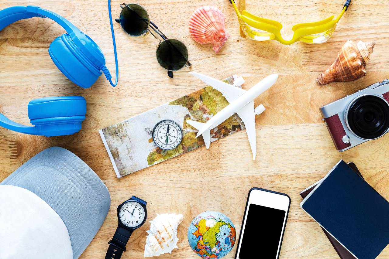 fondo, moda, estilo de vida, viajero, viaje, concepto, casual, cámara, accesorios, hipster, verano, pasaporte, vista, vacaciones, parte superior, gafas, vendimia, vacaciones, zapatos, teléfono, sombrero, viaje, gafas de sol, retro, moderno, mapa, reloj, aventurero, wal,