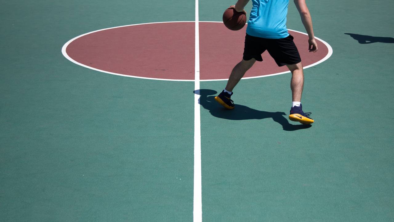baloncesto, pelota, spalding, corte, deportes, ejercicio, hobby, rojo, gente, hombre, postura, sombra, nike, zapatos, calcetines, juego, fitness, atleta,