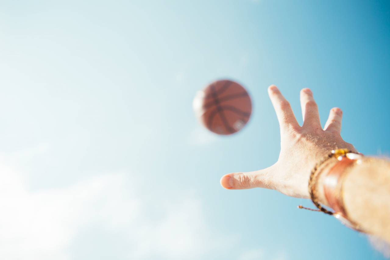 baloncesto, mano, cielo, captura, deporte, atleta, ejercicio, diversión, corte, patio de recreo, soleado, al aire libre,