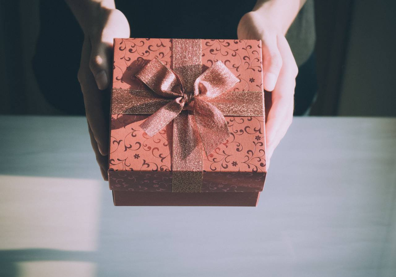 birthday, gift, box, ribbon, hand
, 