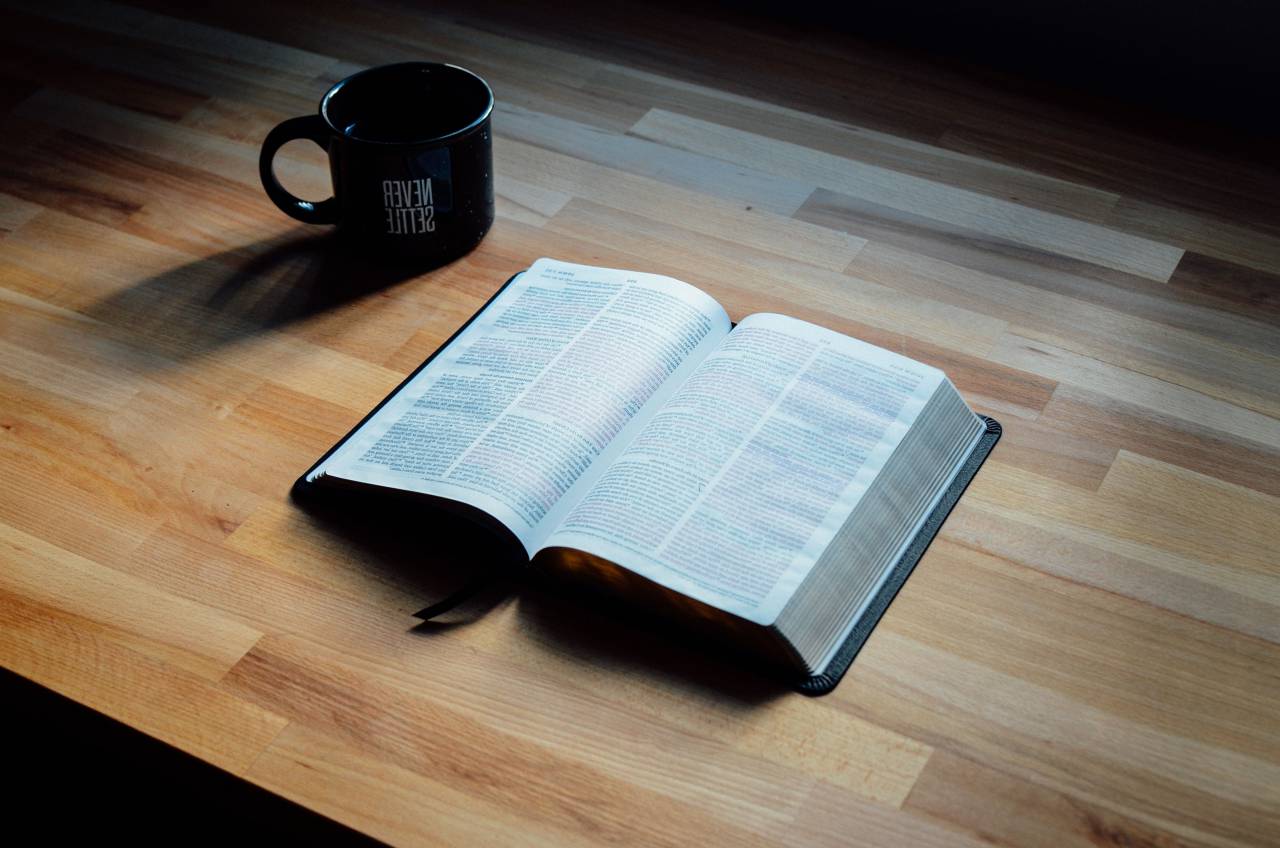 libro, Biblia, antiguo, papel, páginas, testamento, religión, hoja, versos, capítulos, marcador, mesa, madera, taza, taza,