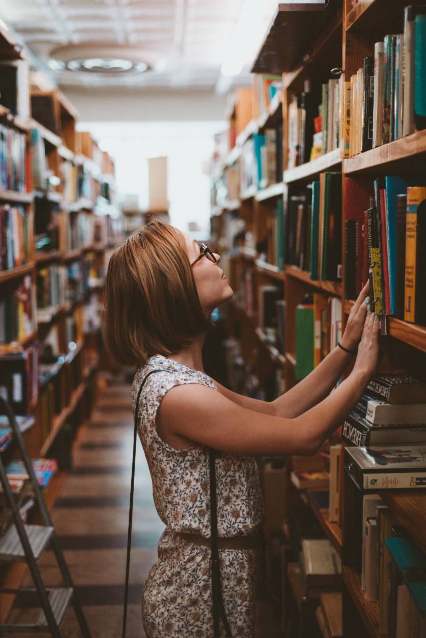 Libros, estante, estante, biblioteca, escuela, educación, conocimiento, leer, gente, mujer, dama, niña, mujer,