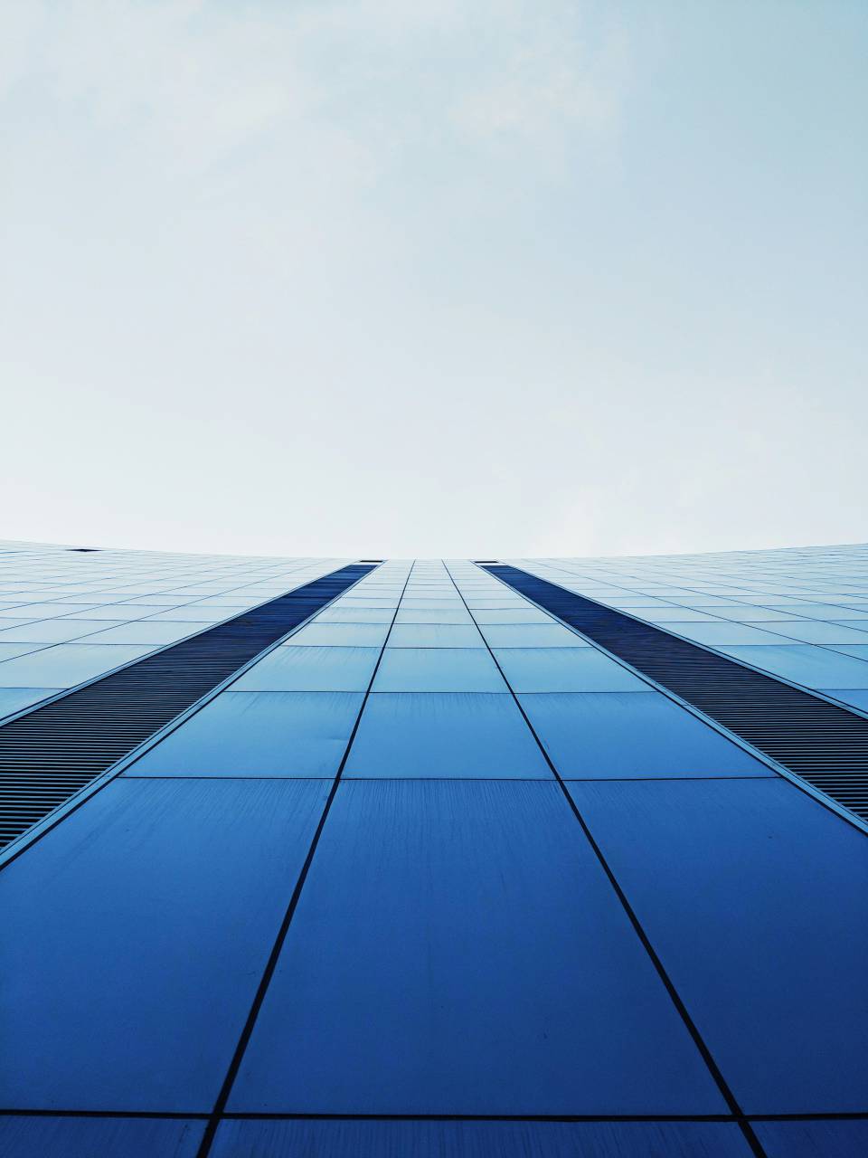 🥇 Image of Bottom view of a glazed building - 【FREE PHOTO】 100038484