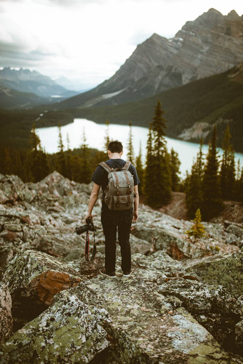 Boy, guy, man, male, person, people, lake, nature, earth, sky, rocks, mountain, mountains, Pyeto, Alberta, photographer, photograph, photo, camera, Canon, lens, backpack, asian, Chinese
, 
