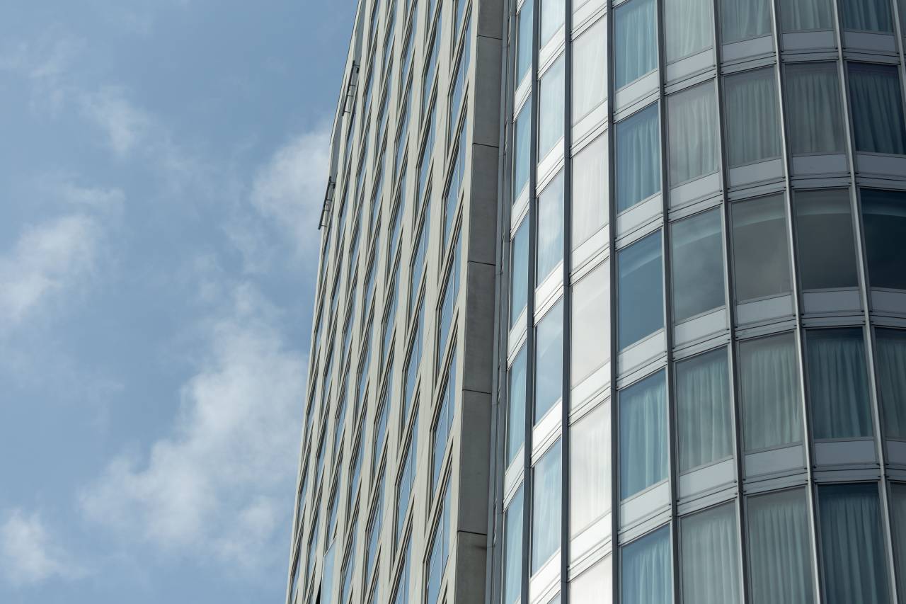 building, clouds, city, glass, sky, exterior, tall, windows, office, business, architecture, commercial, modern, hotel
, 