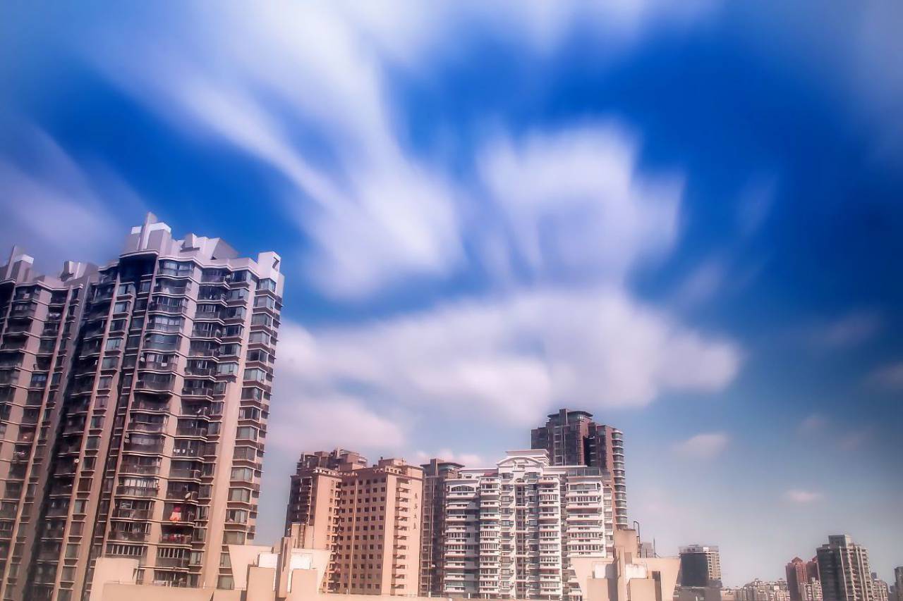 edificios, rascacielos, ciudad, arquitectura, urbano, centro de la ciudad, paisaje urbano, horizonte, cielo, nubes, apartamentos, condominios, balcones, hogares, casas,