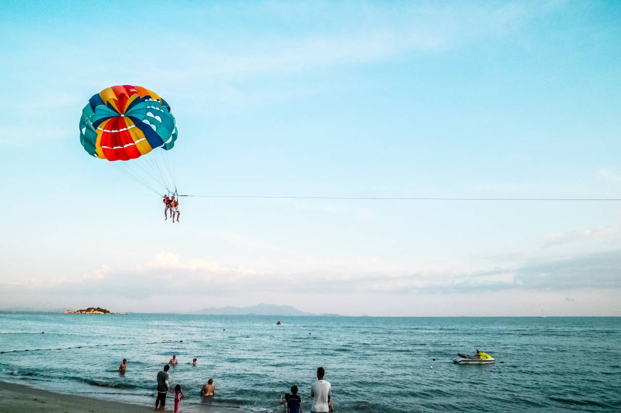 Artesanía, hobby, parapente, naturaleza, playa, orilla, arena, agua, océano, mar, olas, jet, esquí, gente, cielo, nubes, horizonte,