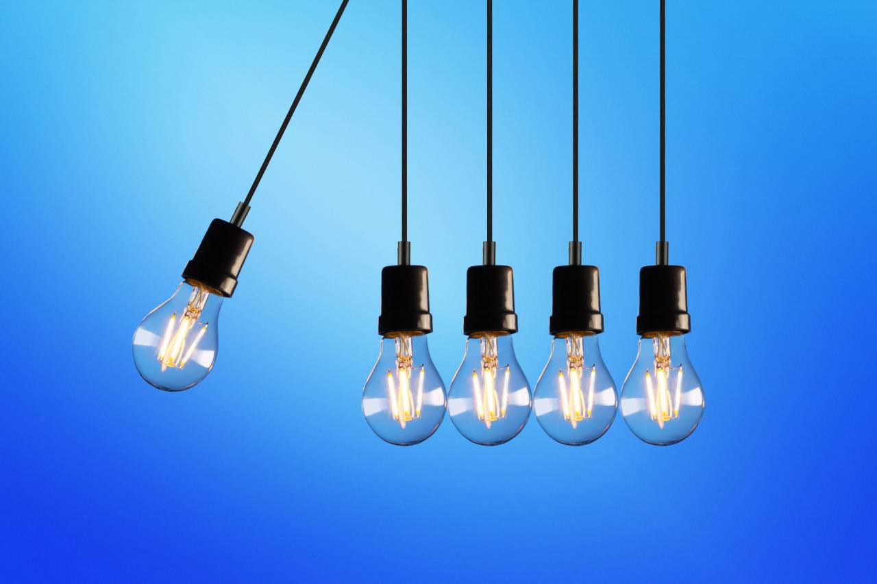 Bombilla;concepto;diferente,bombilla,electricidad,azul,iluminado,lámpara eléctrica,ideas,equipo de iluminación,brillante,innovación,vidrio,material,filamento,brillante,generación de combustible y energía,brillante,creatividad,tecnología,fuente de alimentación, Conceptos,imaginación,equipo,línea eléctrica,objeto único,eficiencia,
