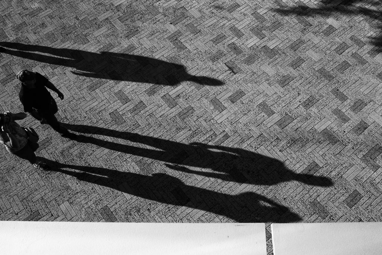 chão, preto e branco, pessoas, sombra, sol, dia,