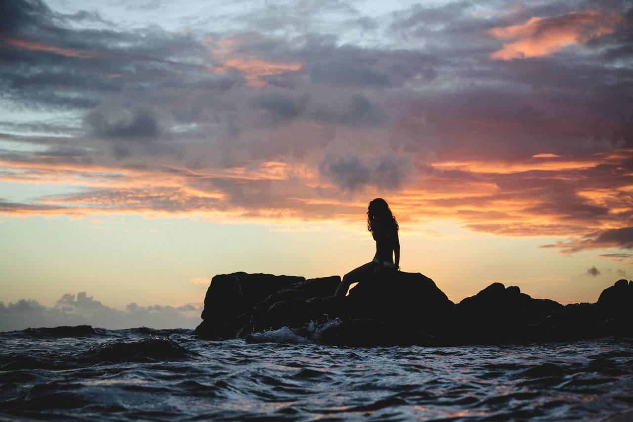 🥇 Image of girl swimsuit alone dark swimming beach ocean - 【FREE PHOTO ...