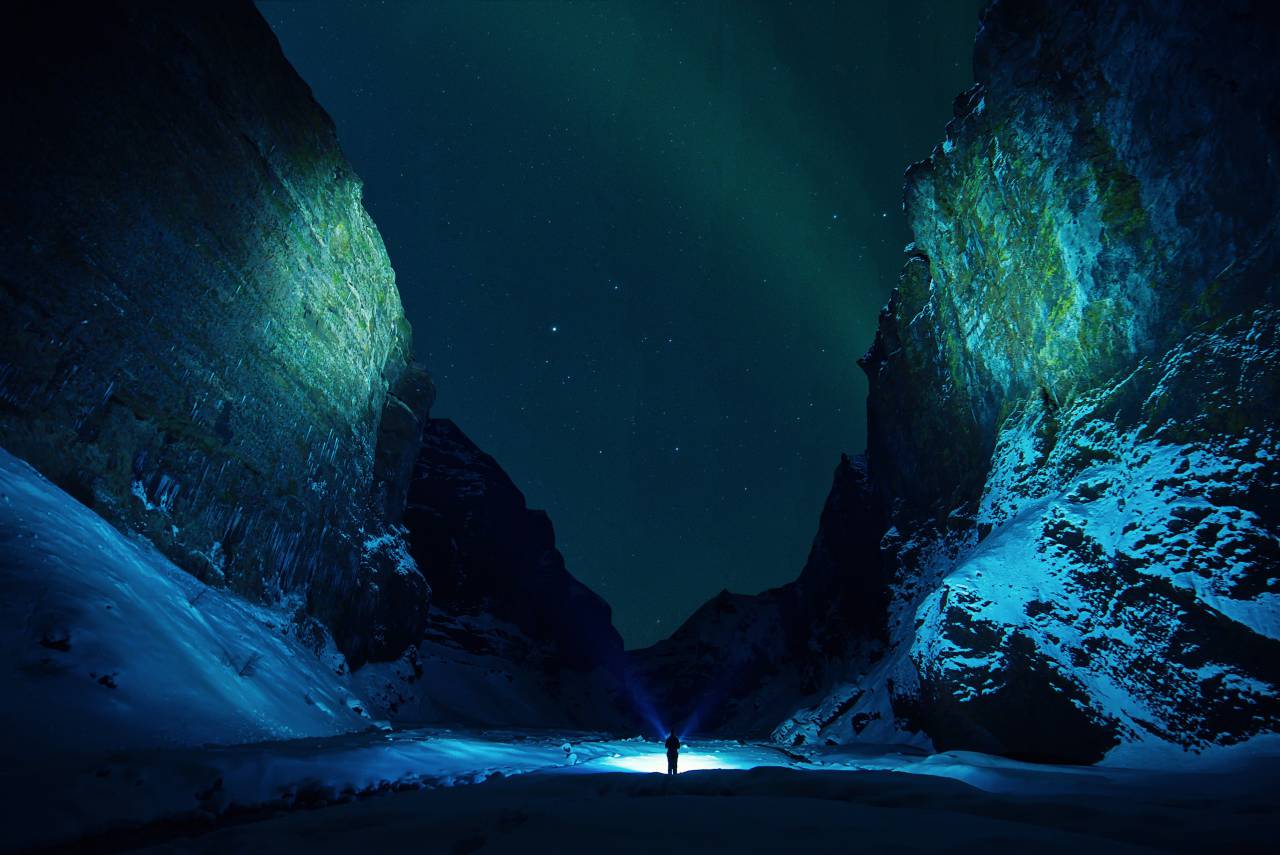 Islandia, paisaje, montañas, noche, aurora boreal, auroras boreales, cielo estrellado, Vía Láctea, roca volcánica, dramático, desierto, remoto, intacto, glaciar, laguna glacial, playa de arena negra, cascada, actividad geotérmica, larga exposición, viajes, 