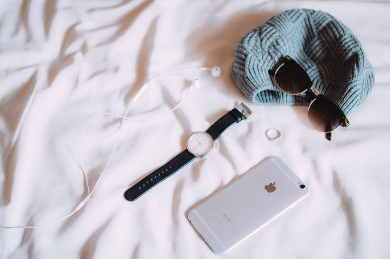 Iphone, móvil, smartphone, cama, sábanas, reloj, auriculares, auriculares, gafas de sol, sombrero, moda, objetos,