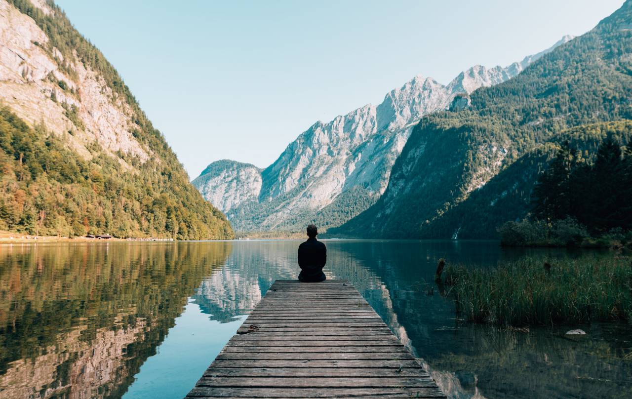 paisaje, hombre, lago, nubes, césped, montañas, al aire libre, persona, reflexión, rock, cielo, árbol, agua, bosque,