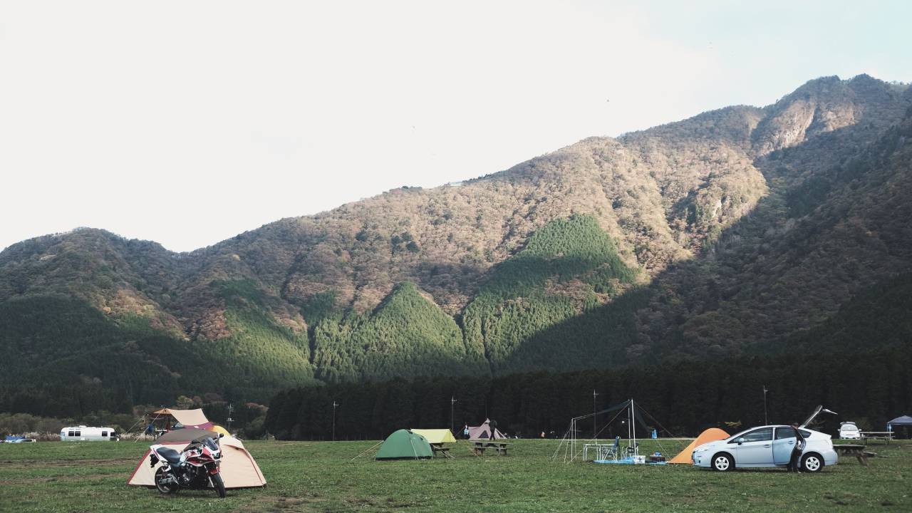 montaña, tierras altas, nube, cielo, pico, paisaje, naturaleza, valle, campo, verde, césped, al aire libre, tienda, camping, aventura, coche, motocicleta, vehículo,
