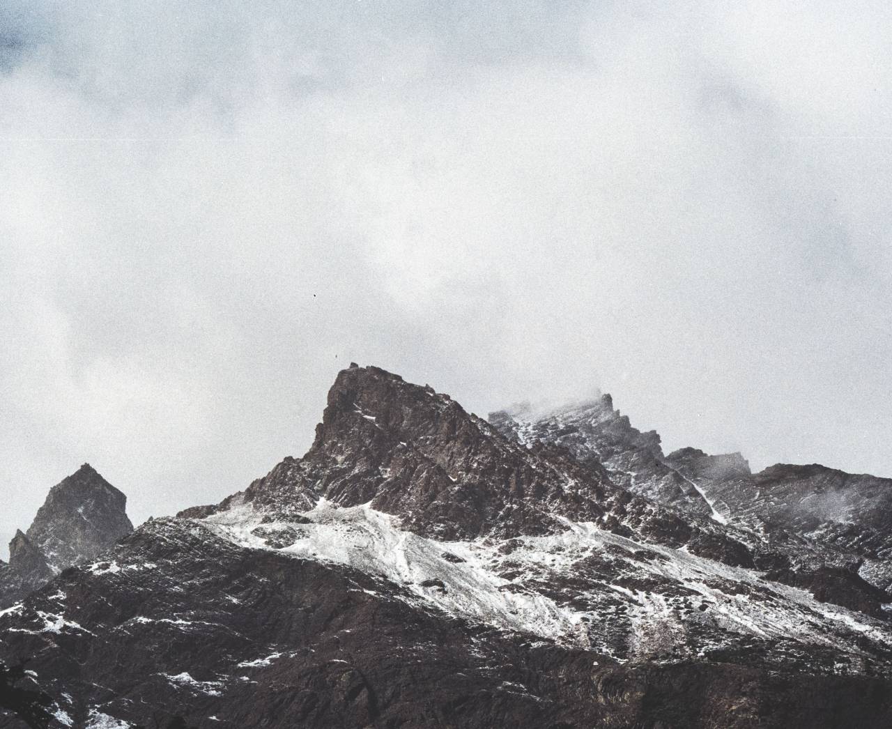 Montañas, pico, cumbre, nieve, cielo, nublado, nubes, paisaje, naturaleza,