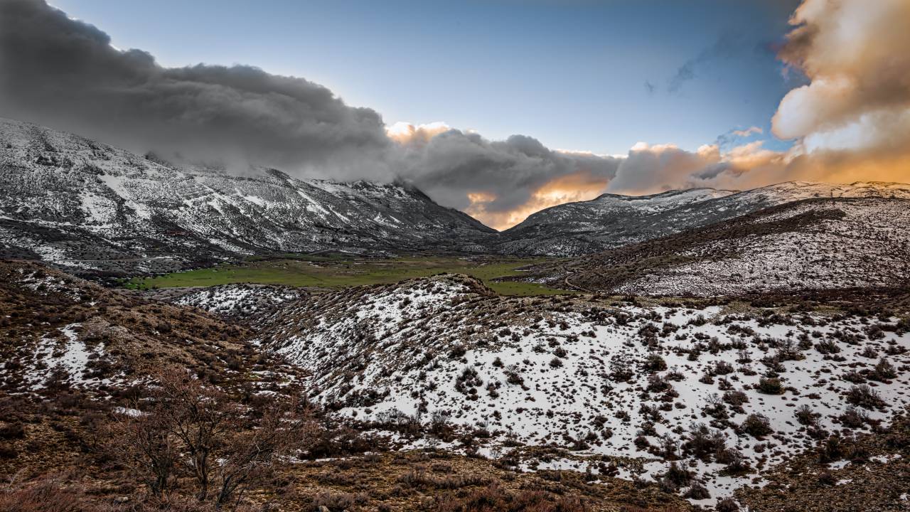 Montañas, nieve, roca, azul, cielo, dramático, nubes,