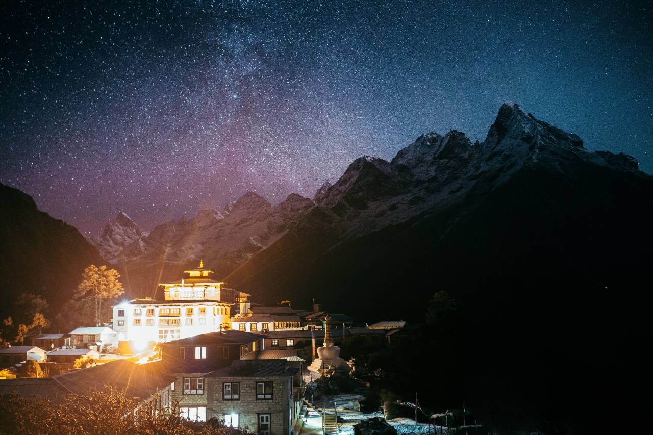 naturaleza, paisaje, montaña, nubes, cielo, viajes, aventuras, emigrar, estrellas, constelación, astrofotografía, observación de estrellas, casa, arquitectura, establecimiento, luz, árboles,