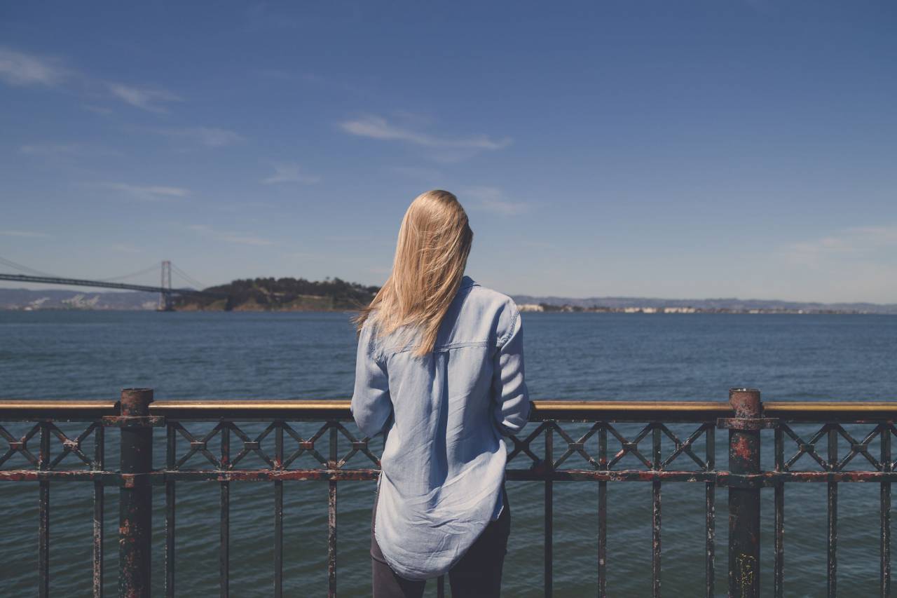 Naturaleza, agua, cielo, nubes, gente, mujer, mezclilla, puente, azul