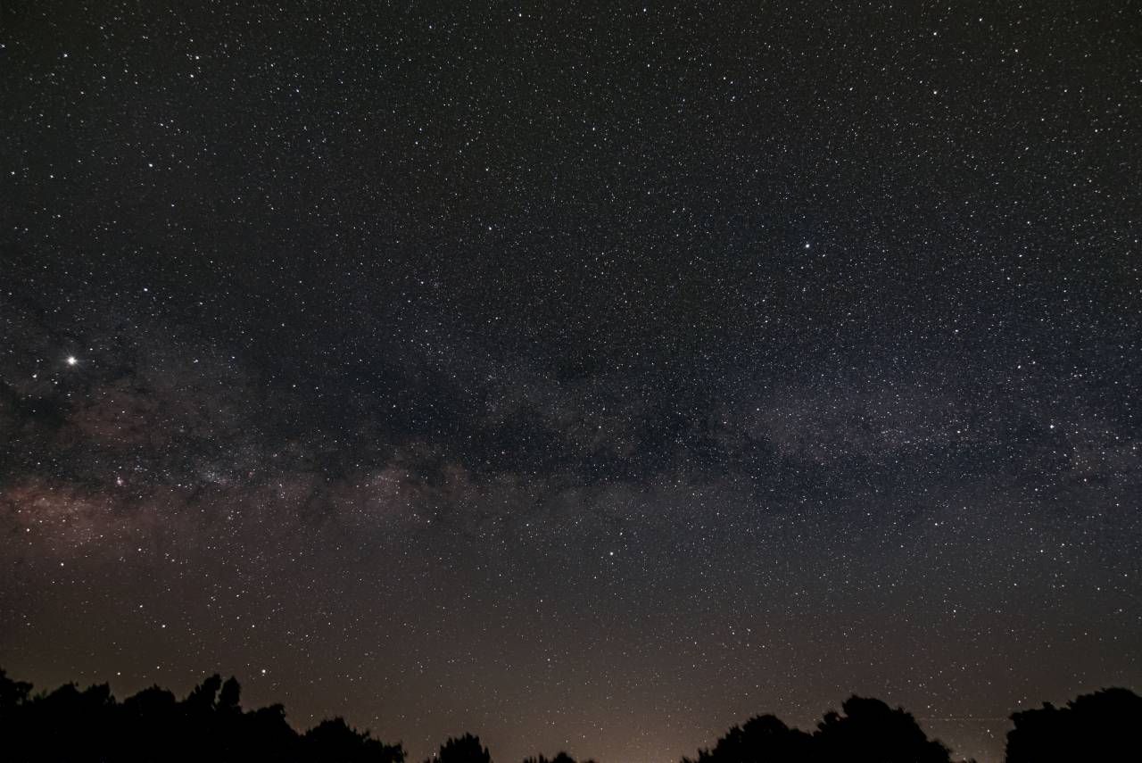 noche, estrellado, cielo, galaxia, espacio, silueta, naturaleza, noche, astronomía, aire libre, estrellas, rural, árboles, vía láctea,