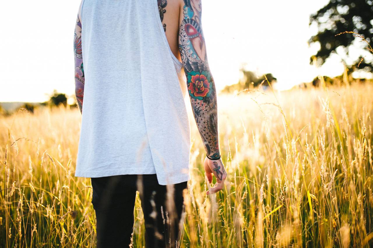 La gente, el hombre, solo, arte, tatuaje, fuera, campo, césped, granja, luz del sol, amanecer,