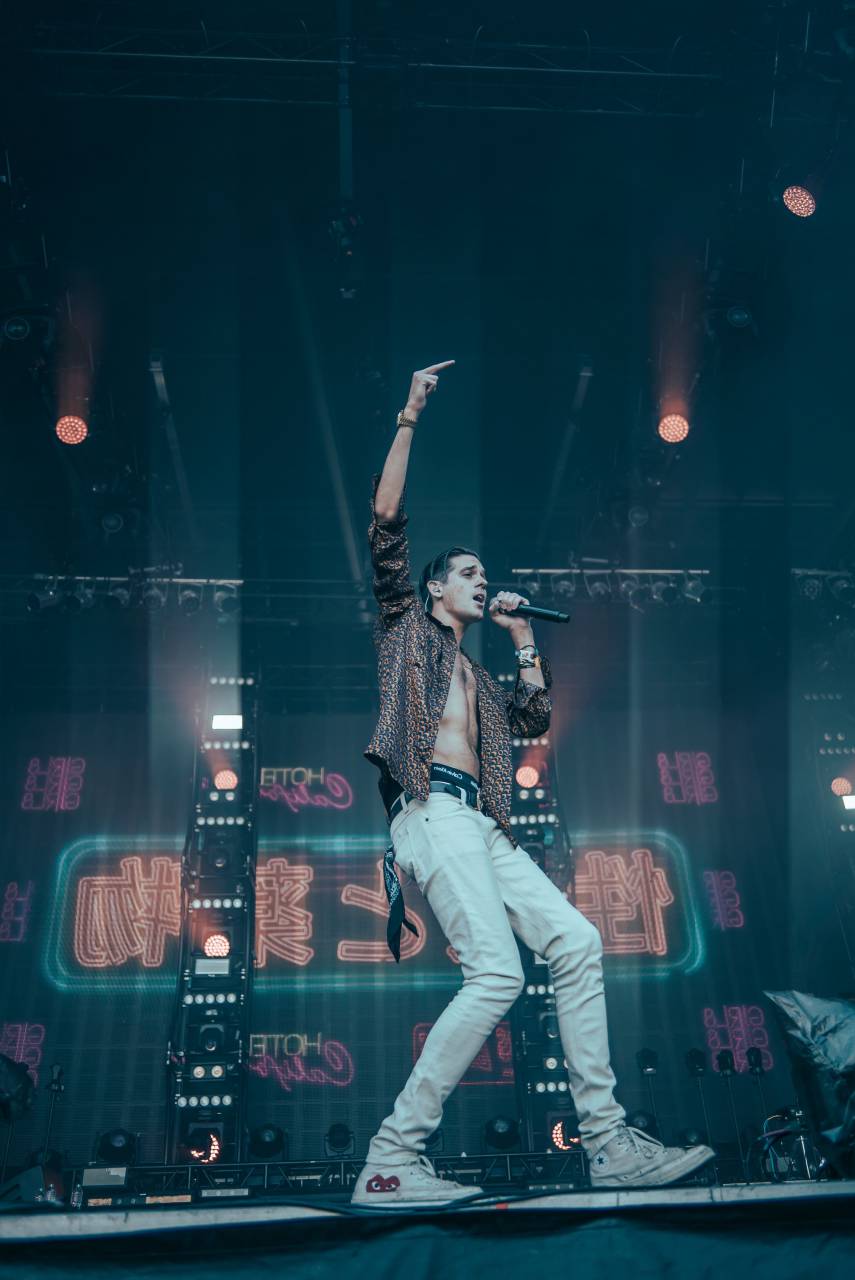 people, man, singer, concert, music, band, sound, microphone, audience
, 