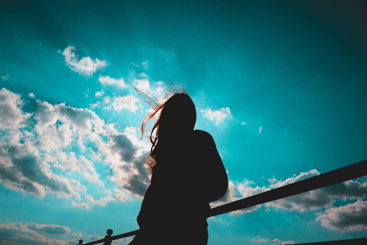 Gente, mujer, niña, de pie, solo, nubes, cielo, silueta, al aire libre, la luz del sol,