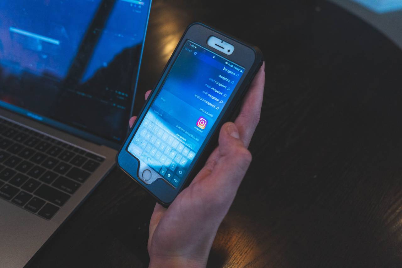 teléfono, mano, tecnología, teléfono móvil, smartphone, ordenador portátil, utilizando, persona, trabajando, negocio, móvil, en línea, de cerca, comunicación, computadora, interior, oficina, social, red,