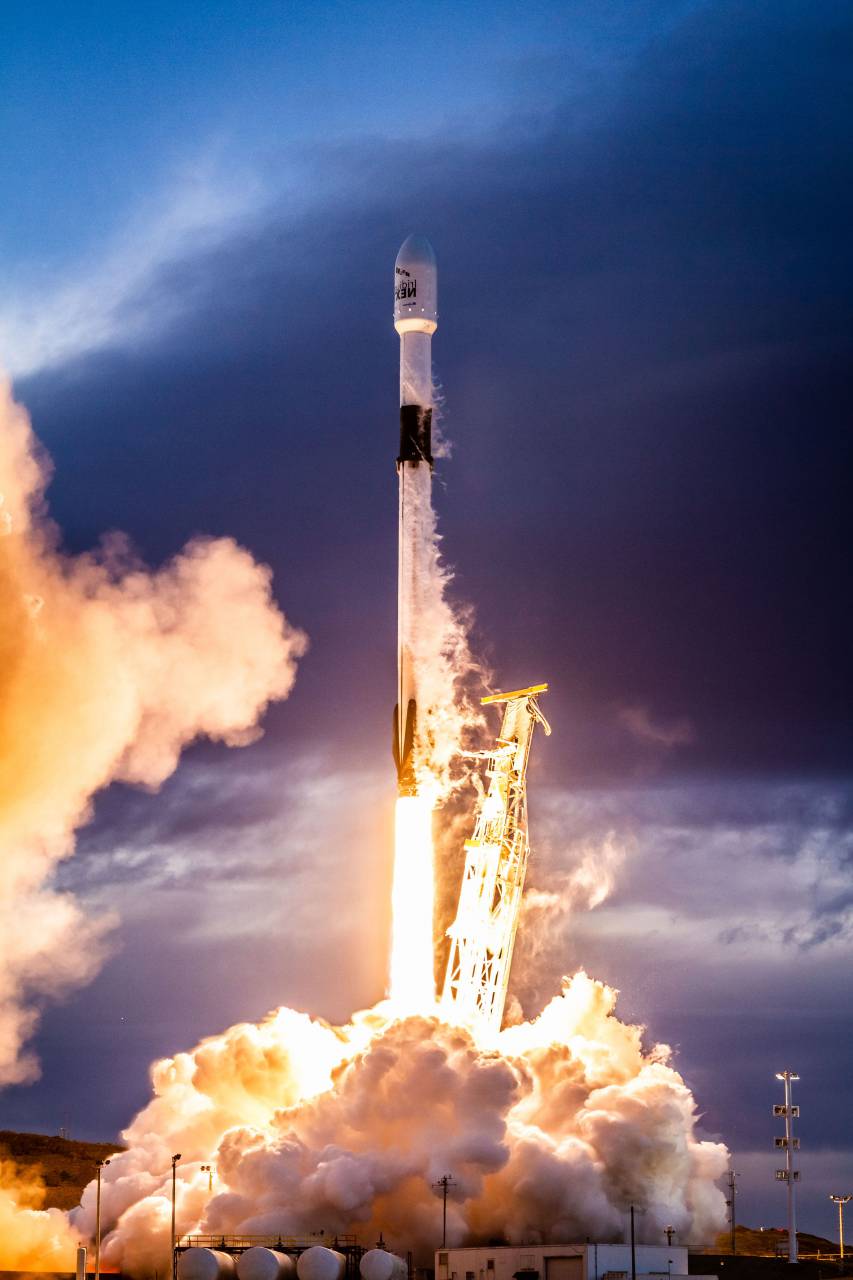 rocket, liftoff, smoke, takeoff, launch, technology, science, exploration, travel, fire, sky, clouds, spacex
, 