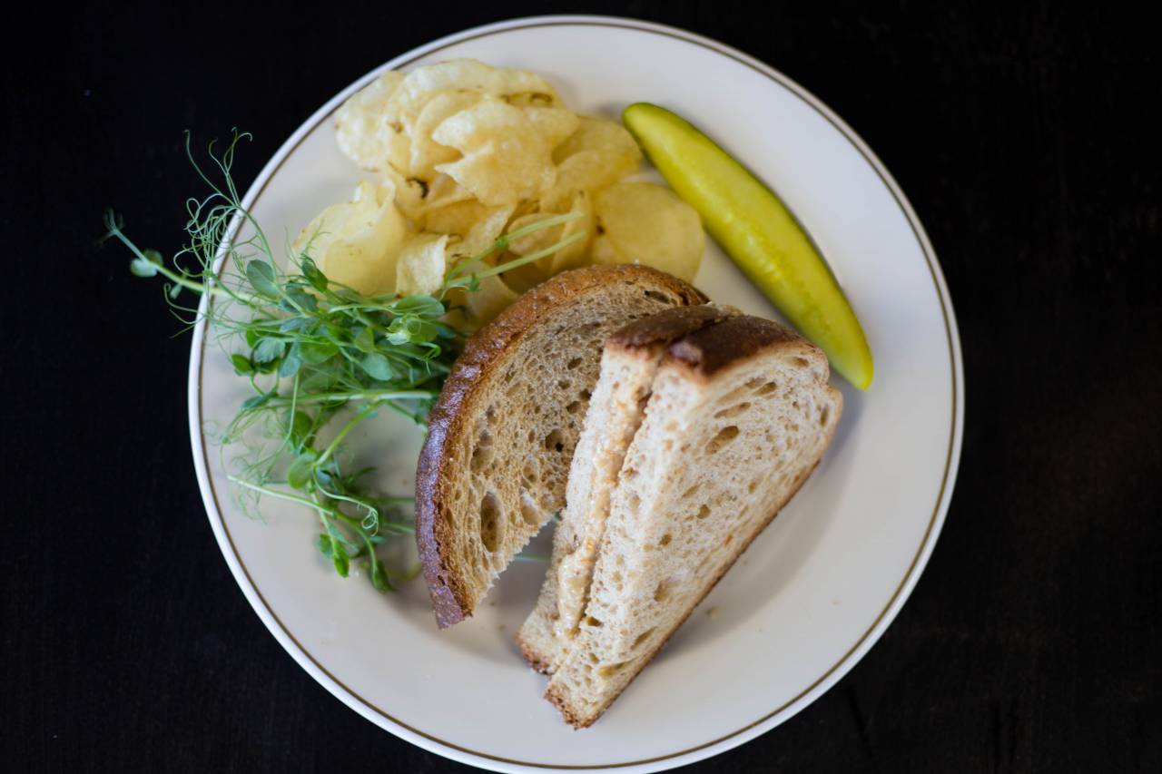 sándwich, comida, plato, mesa, comida, almuerzo, pan, lechuga, cafetería, restaurante, rebanado, plato, endecha plana, parte superior, papas fritas, encurtido,