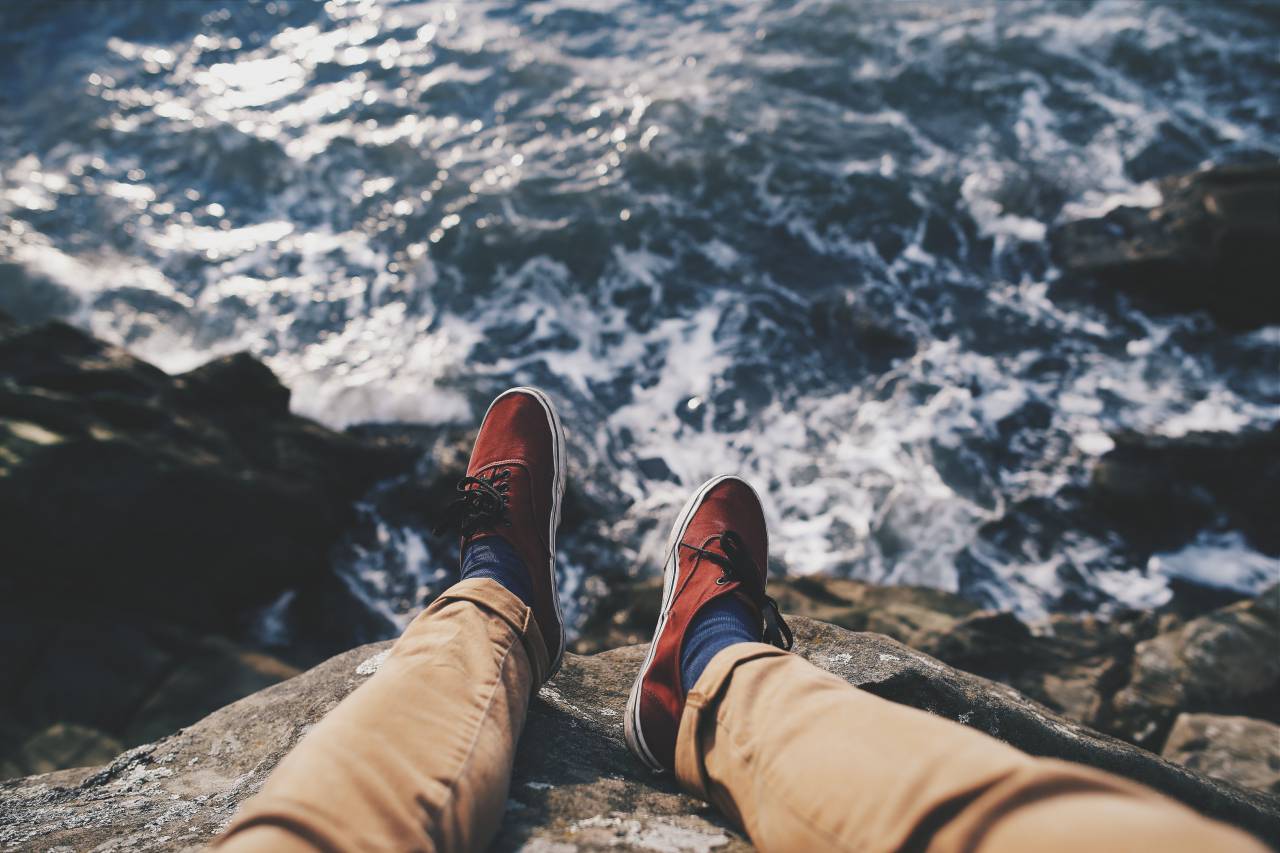 Zapatos, pantalones, moda, ropa, estilo de vida, acantilados, montañas, océano, mar, olas, costa,
