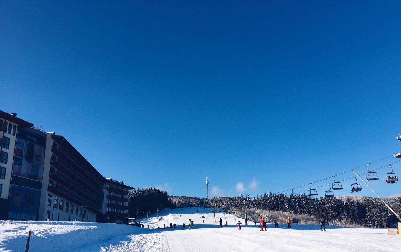 Esquí, deslizamiento, gente, hombre, mujer, niños, viaje, vacaciones, aventura, nieve, invierno, aventura, blanco, cielo, naturaleza, árbol, pino, edificio, establecimiento, hotel, nubes,
