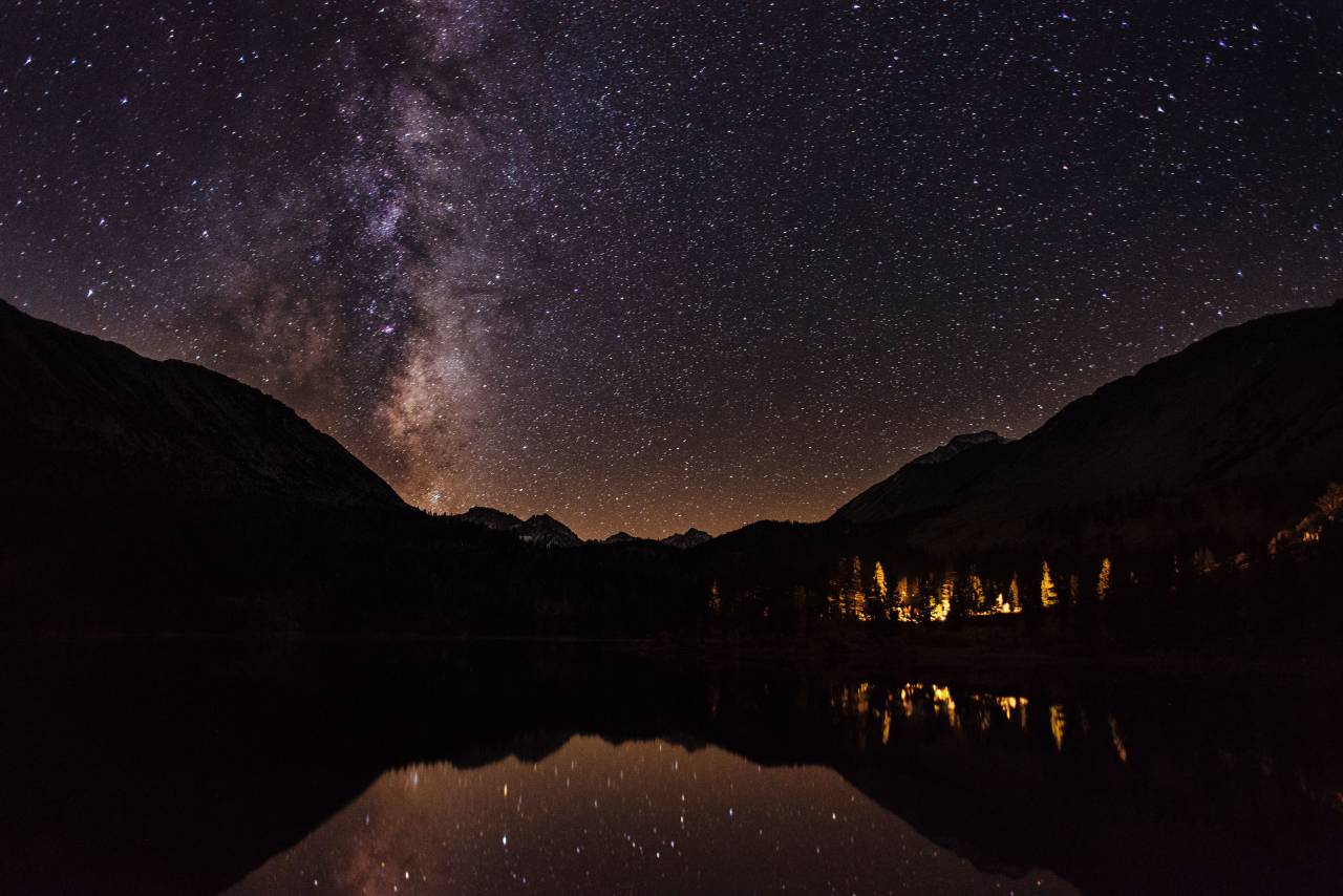 estrellas, galaxia, astronomía, cielo, noche, tarde, oscuridad, montañas, paisaje, naturaleza, lago, río, agua,