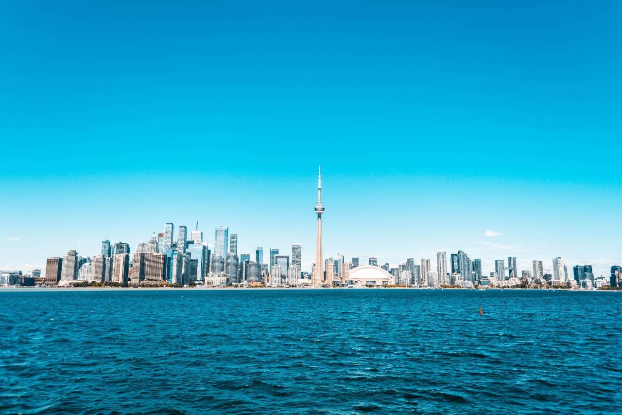 skyline;toronto;canada,skyscraper,cityscape,urban skyline,famous place,architecture,blue,building exterior,water,outdoors,city life,built structure,travel,financial district,modern,tourism, 