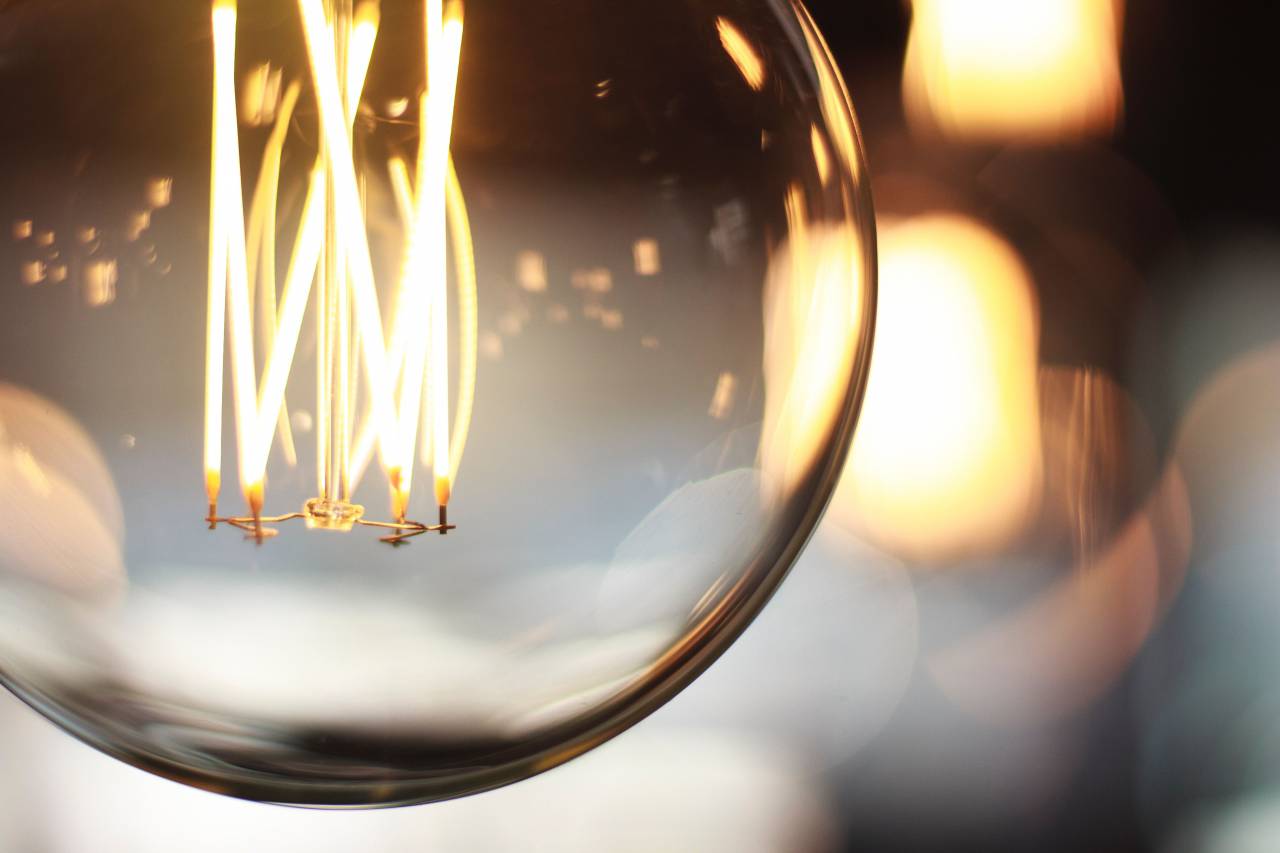 vintage, lightbulb, bkoeh.light, glow, filament, electrical, close-up, reflection
, 