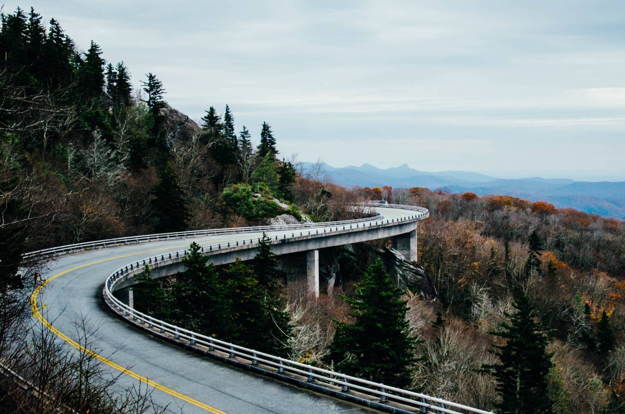 Sinuoso, camino, autopista, rural, campo, árboles, bosque, bosques, montañas, paisaje, naturaleza, azul, cielo, nubes,
