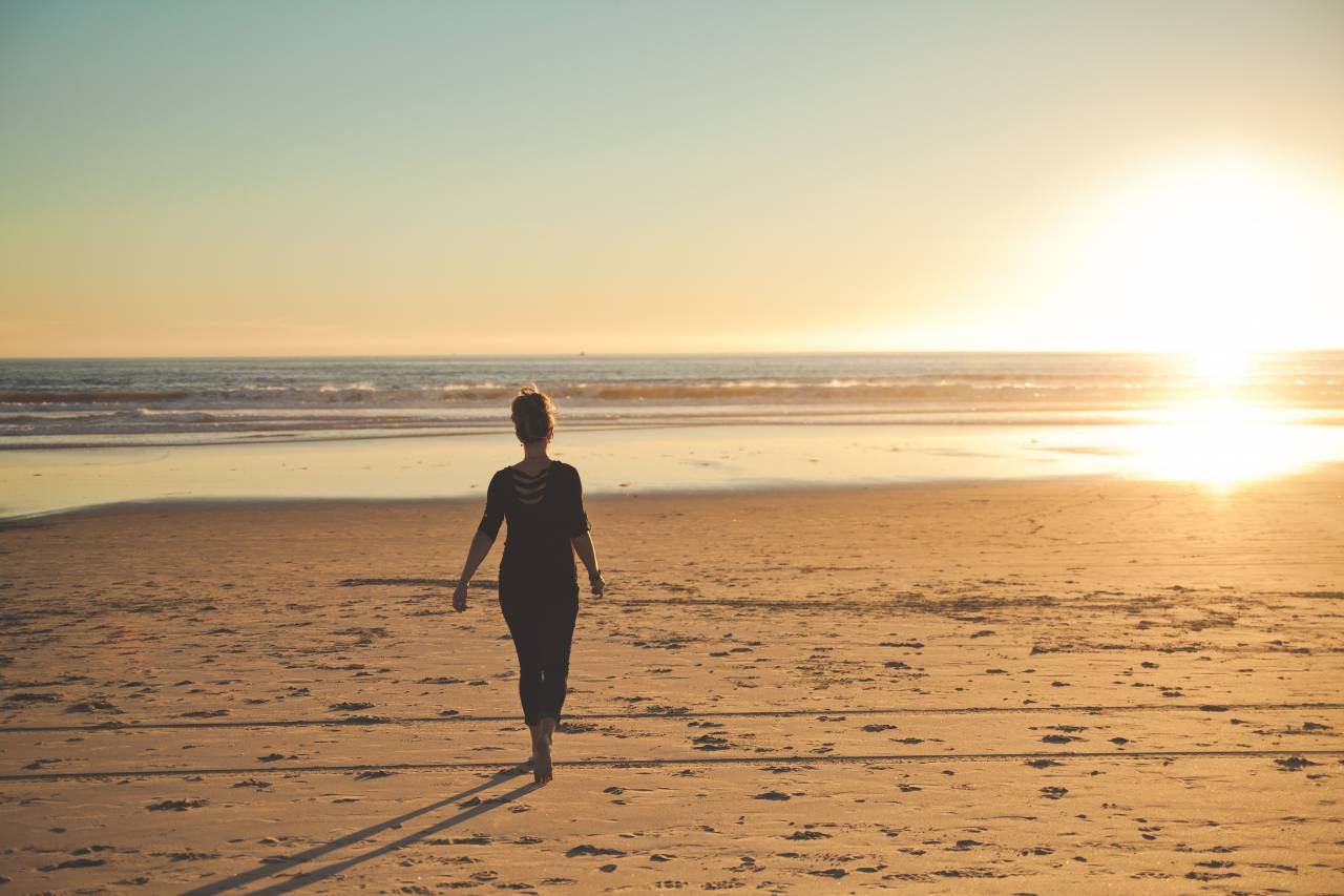 mujer, playa, puesta de sol, caminar, arena, océano, mar, cielo, brillante, hermoso, gente, viajes, vacaciones, niña, hembra,
