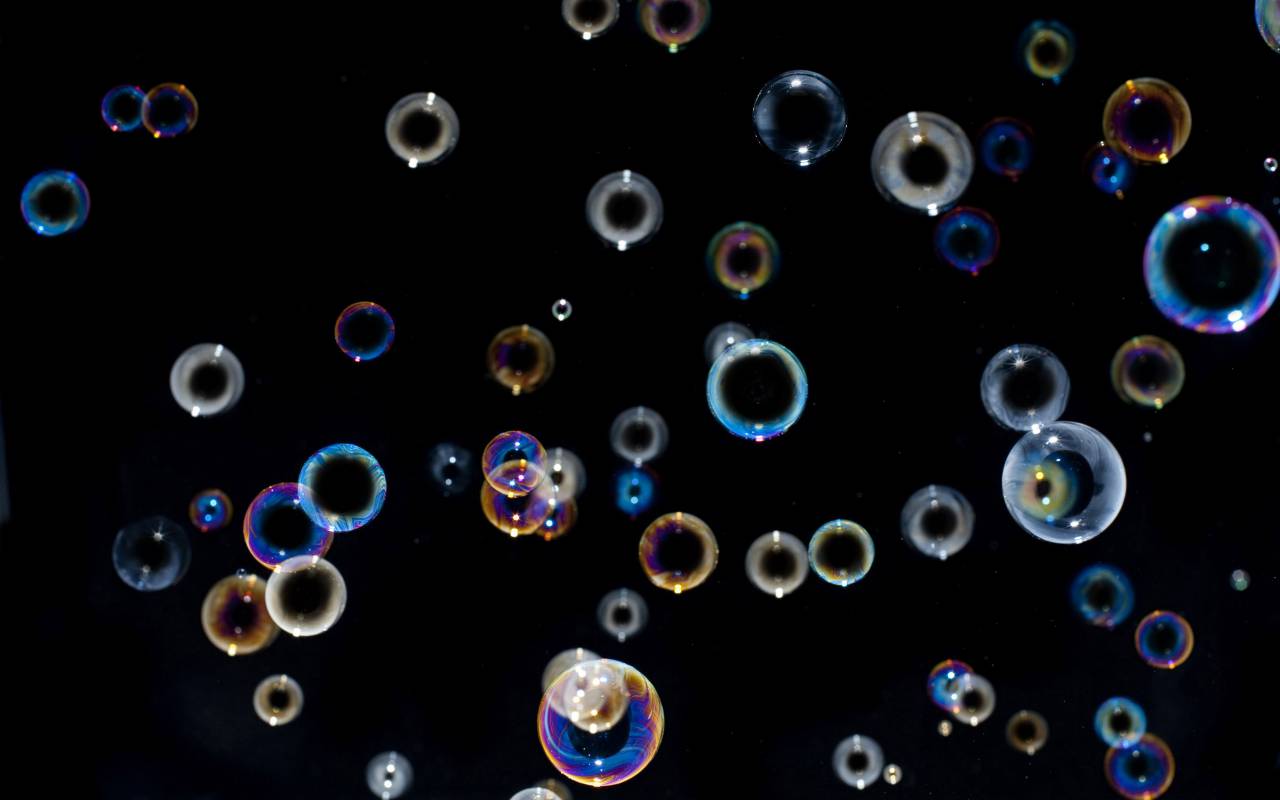 🥇 Image of Bubbles on black Background - 【FREE PHOTO】 100035971