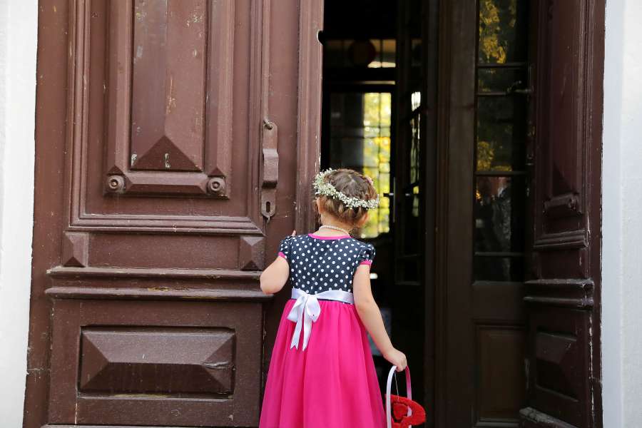 niño, vestido, entrada, evento, puerta principal