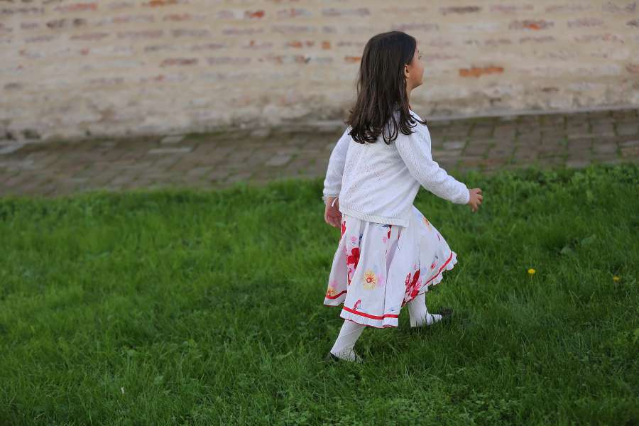 niño, caminar, herboso, ocio, vestido